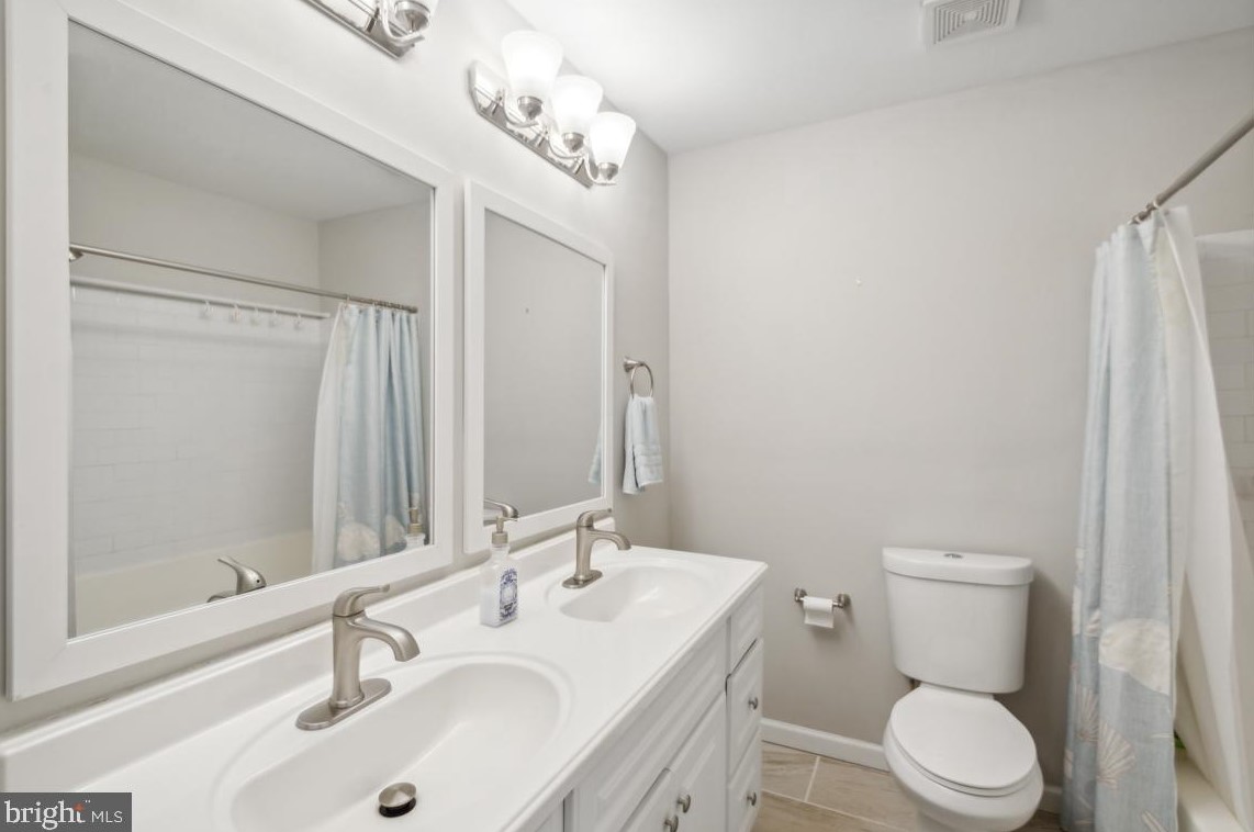 2118 Harbour Dr, Palmyra NJ 08065-1105 exterior