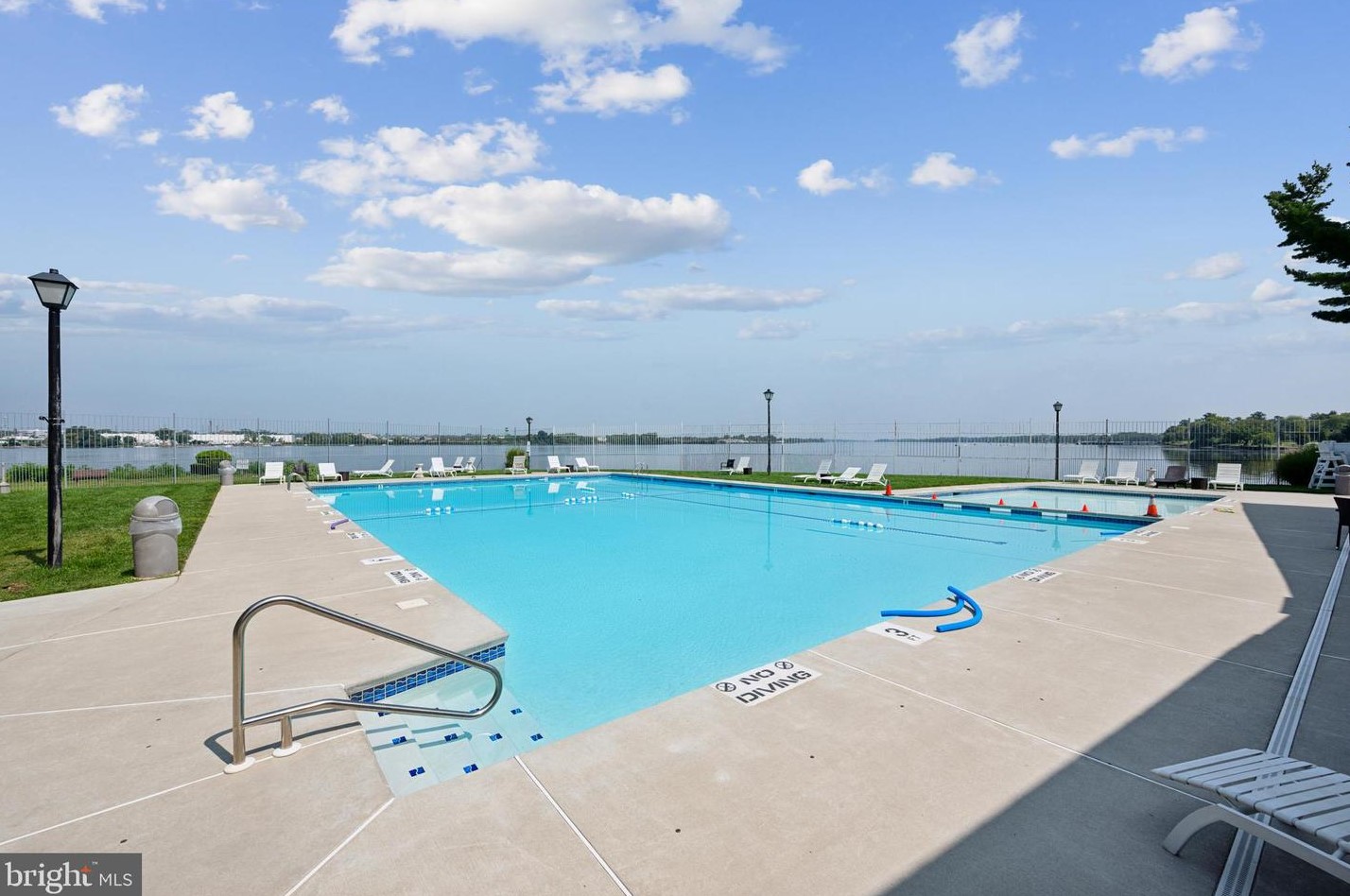 2118 Harbour Dr, Palmyra NJ 08065-1105 exterior