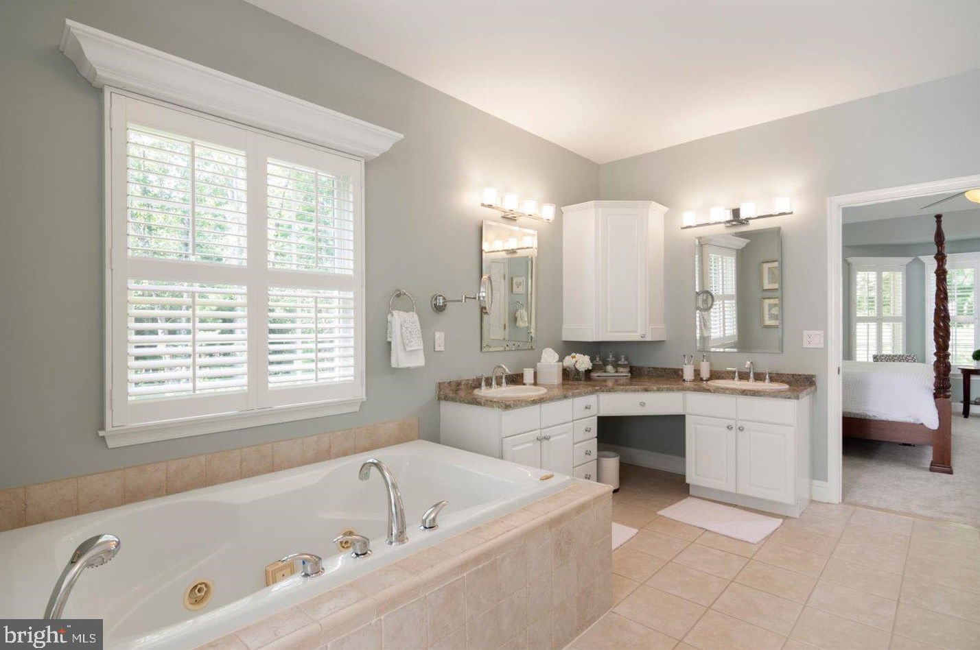 22 Magnolia Ct, Medford NJ  08055-8181 exterior