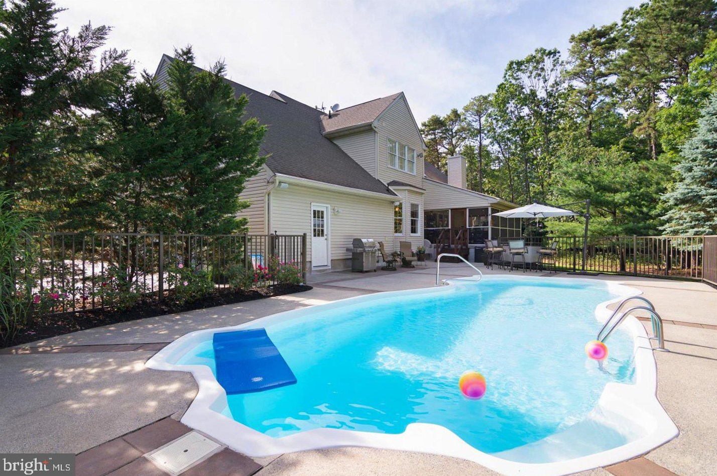 22 Magnolia Ct, Medford NJ  08055-8181 exterior