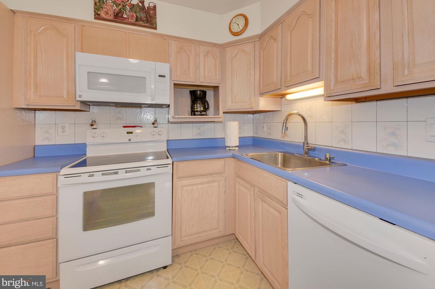 102 Oak Ave, Elm NJ  08037-9636 exterior