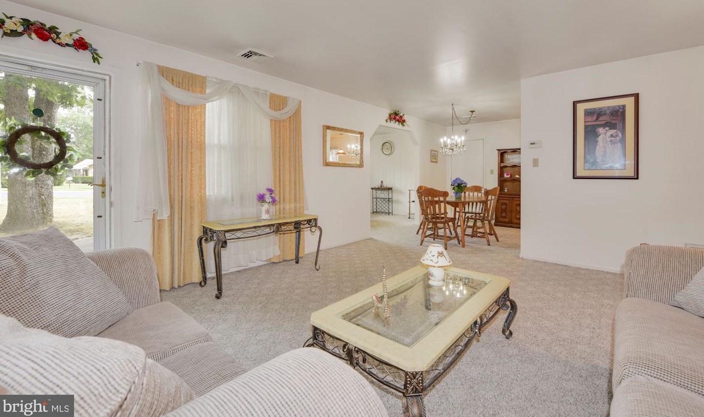 102 Oak Ave, Elm NJ  08037-9636 exterior