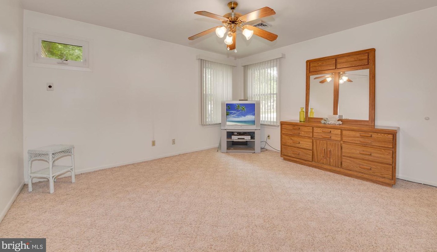 102 Oak Ave, Elm NJ  08037-9636 exterior