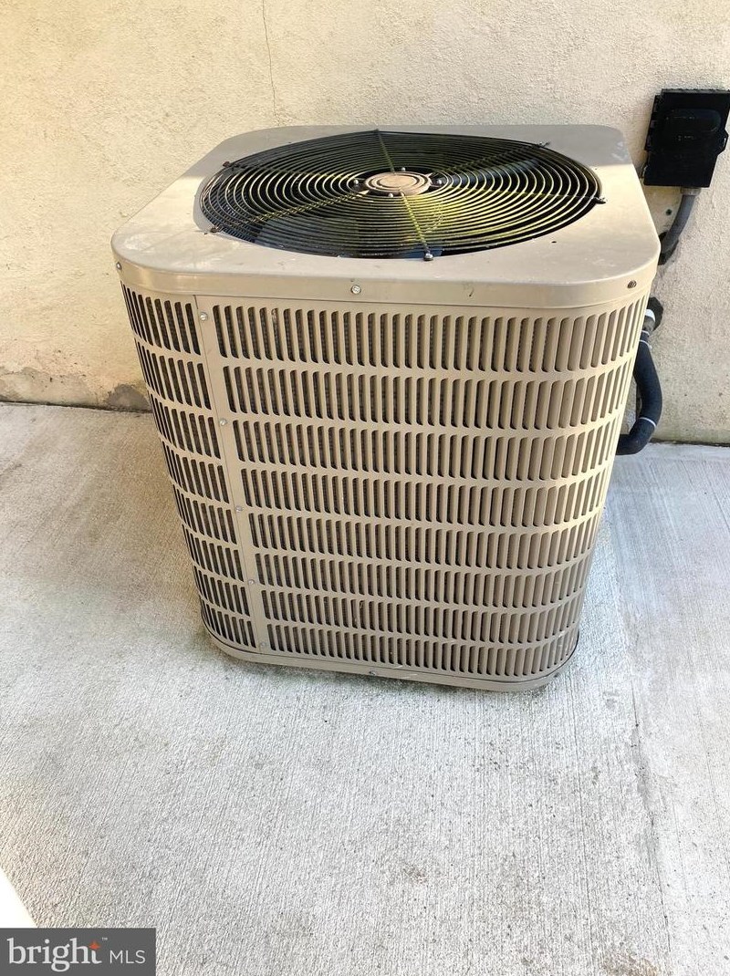 826 Plymouth Dr, Waterford Township NJ exterior