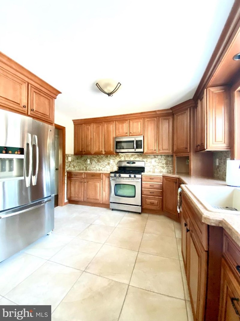 826 Plymouth Dr, Waterford Township NJ exterior