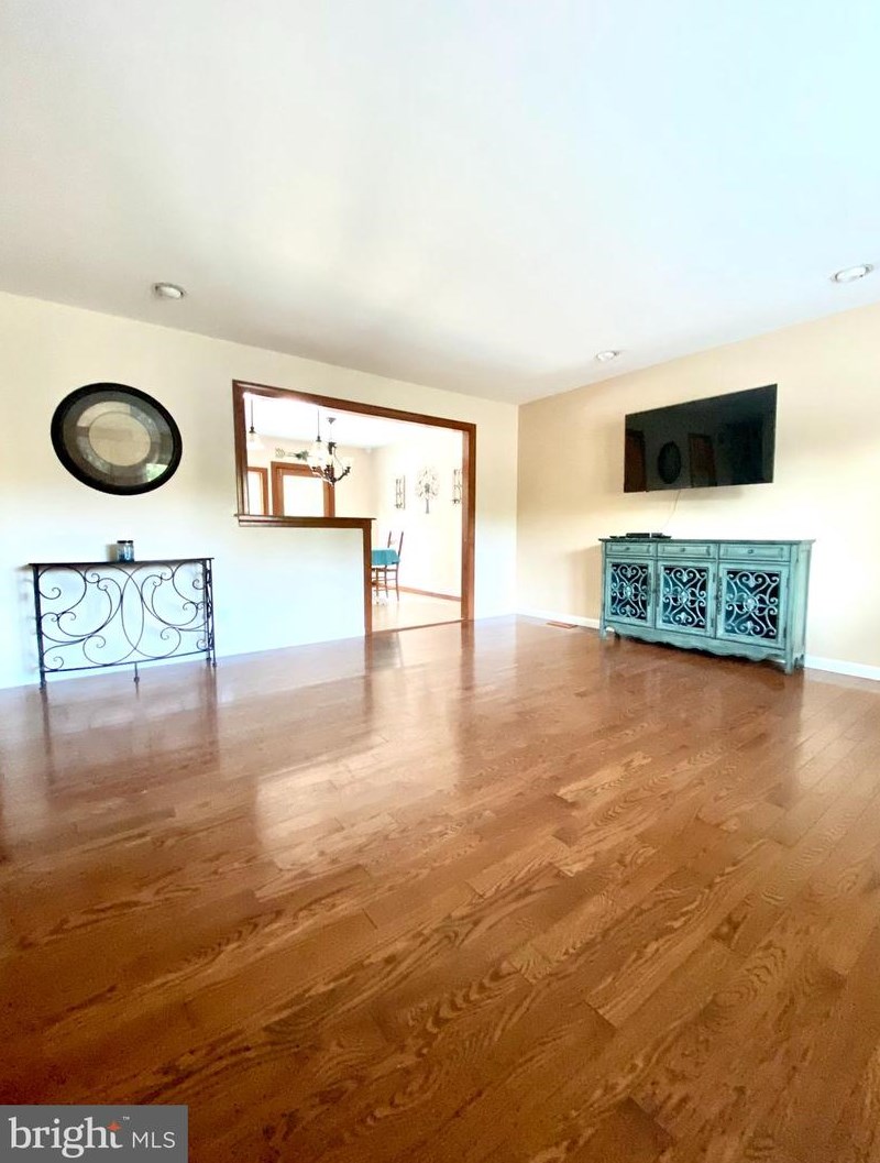 826 Plymouth Dr, Waterford Township NJ exterior