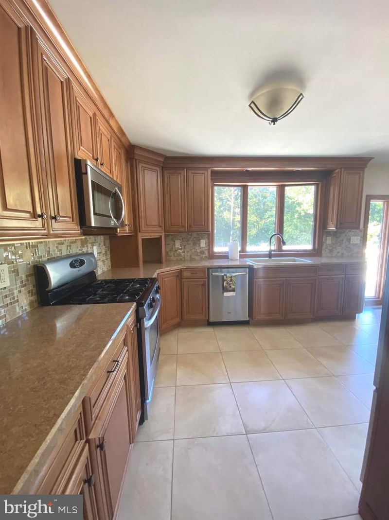 826 Plymouth Dr, Waterford Township NJ exterior