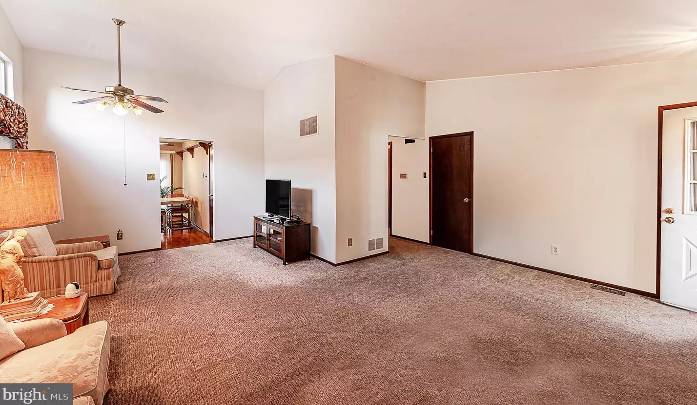 5 Woodstream Dr, Waterford Township NJ 08004-2933 exterior