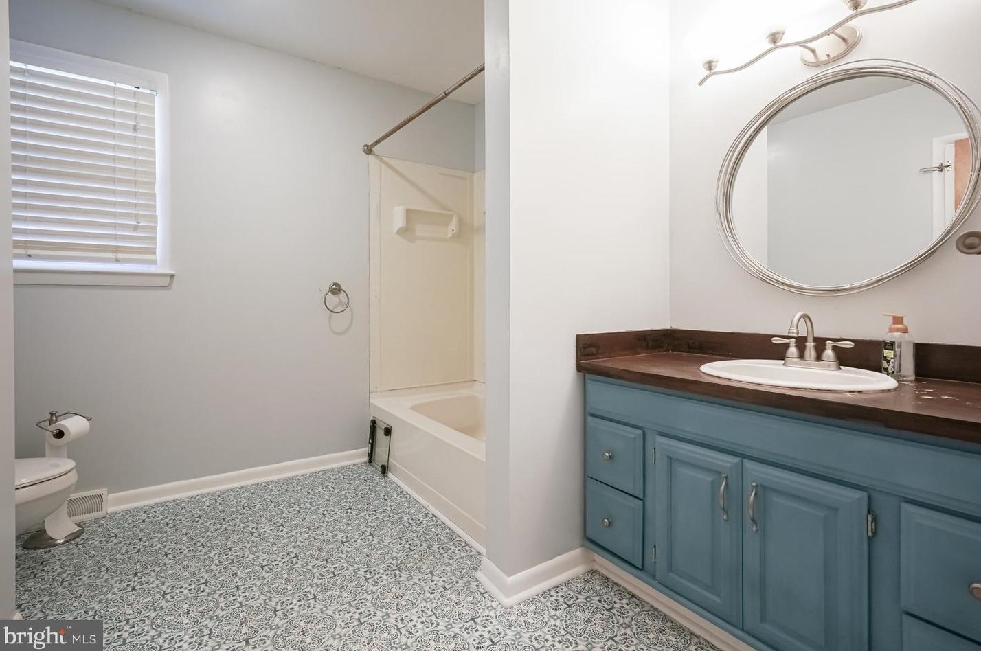 2304 Auburn Ave, Waterford Township NJ 08004-1722 exterior