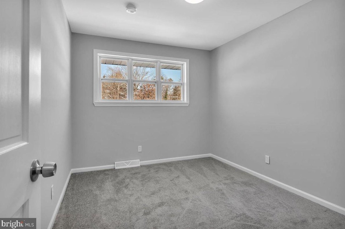 5 Crest Ave, Berlin Boro NJ  08009-1105 exterior