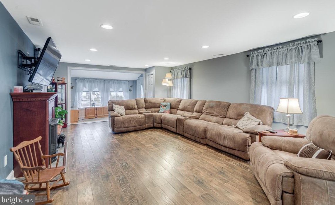 28 Garden Ave, Blenheim NJ  08012-4833 exterior