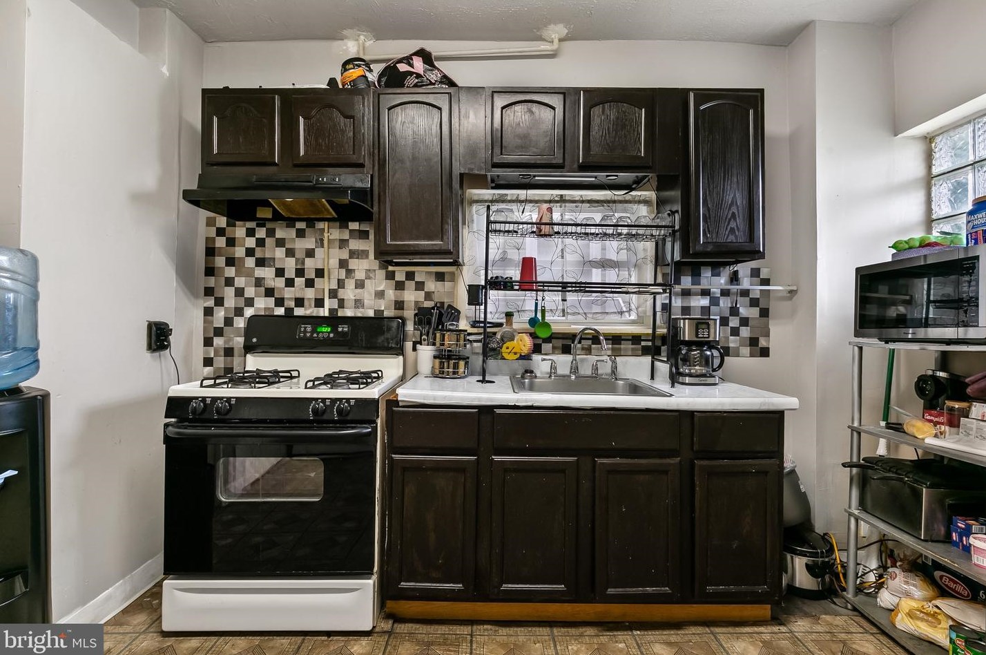 1040 Langham Ave, Camden NJ  08103-2735 exterior