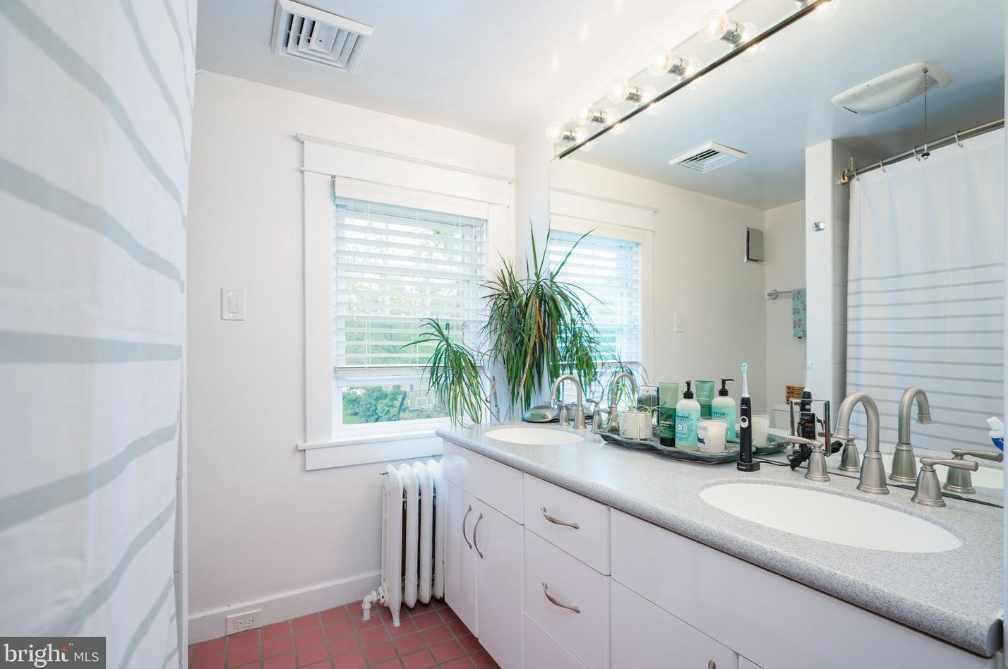 81 Chews Lndg Rd, Tavistock NJ 08033-3843 exterior