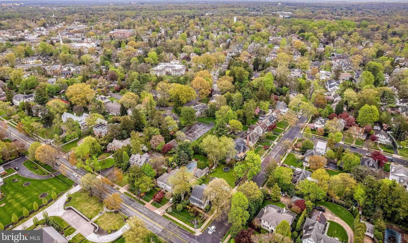 81 Chews Lndg Rd, Tavistock NJ 08033-3843 exterior