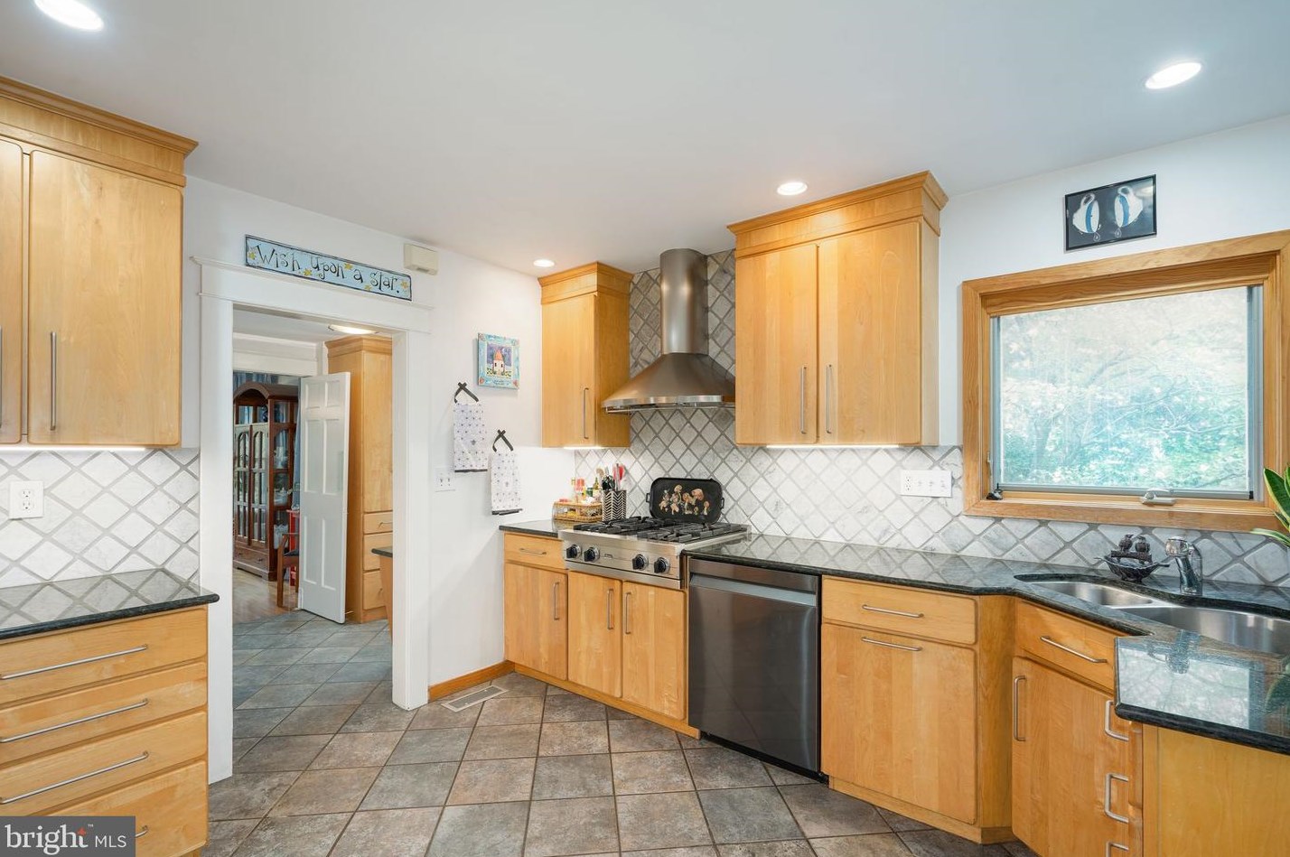 81 Chews Lndg Rd, Tavistock NJ 08033-3843 exterior