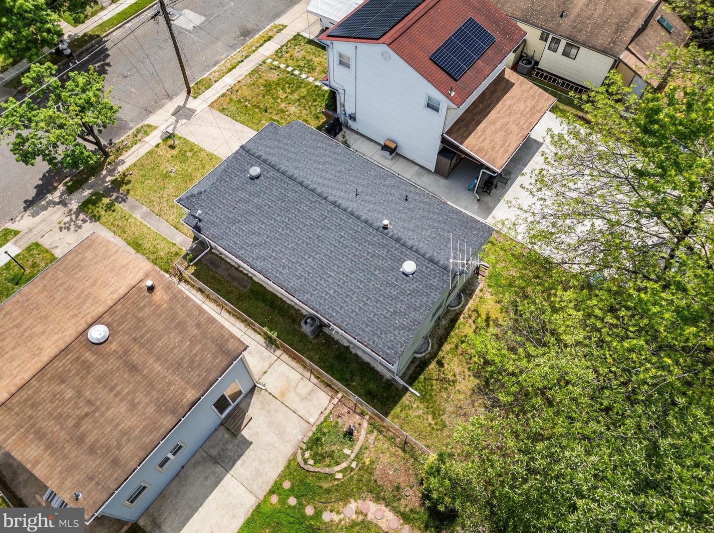 8413 Stow Rd, Camden NJ 08110-3337 exterior