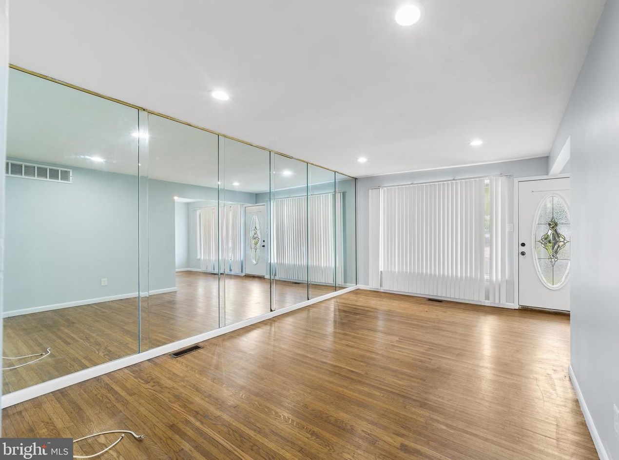 8413 Stow Rd, Camden NJ 08110-3337 exterior