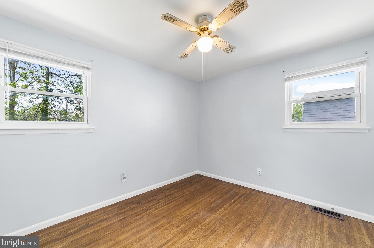 8413 Stow Rd, Camden NJ 08110-3337 exterior