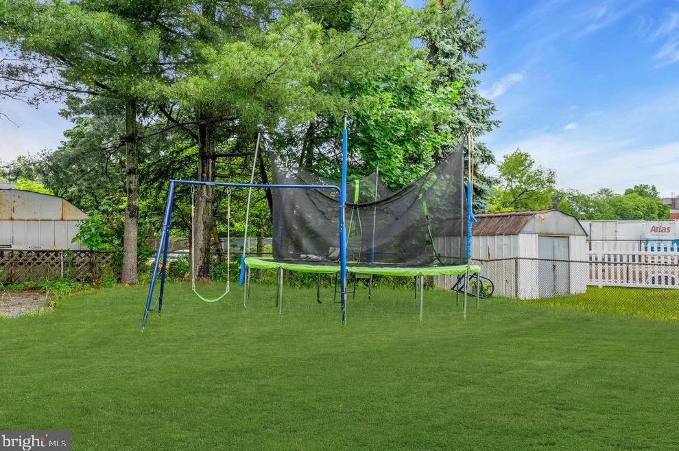 8421 Stow Rd, Camden NJ 08110-3337 exterior