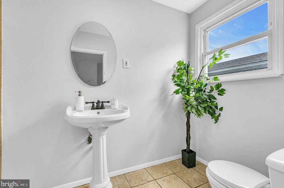 8421 Stow Rd, Camden NJ 08110-3337 exterior