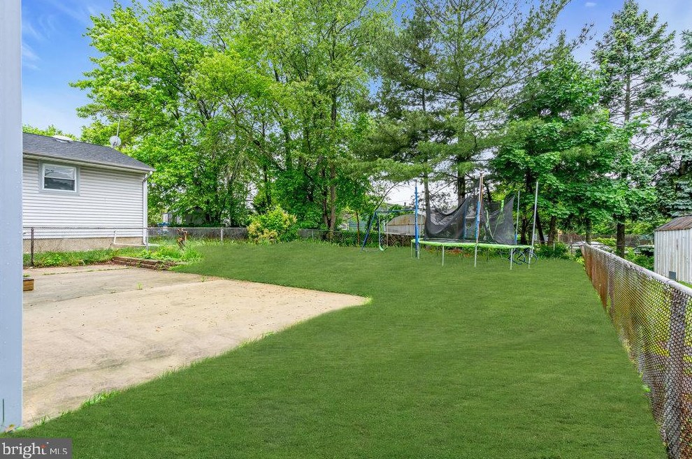 8421 Stow Rd, Camden NJ 08110-3337 exterior