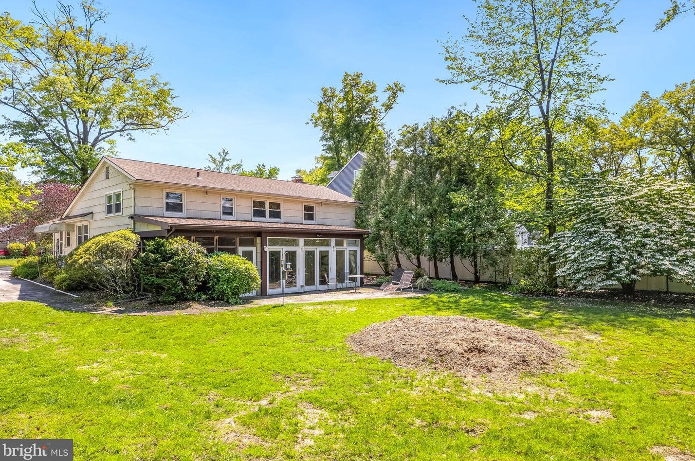 319 Longwood Dr, Tavistock NJ 08033-1039 exterior