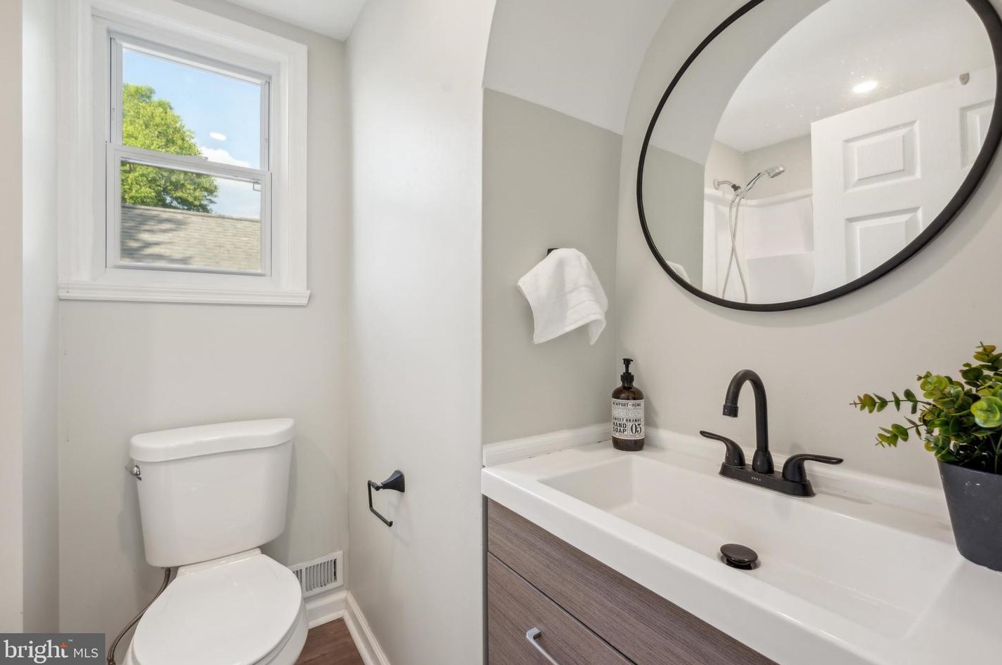 459 Cv Rd, Camden NJ 08110-3512 exterior