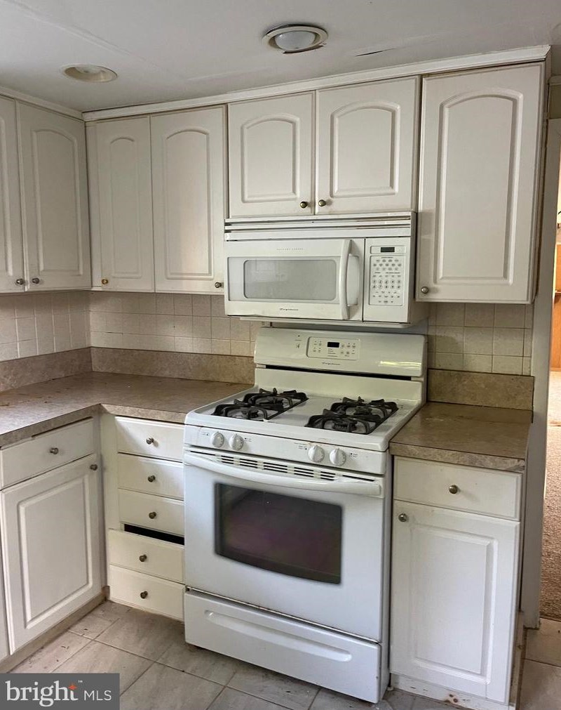 214 Cross Keys Rd, Berlin Boro NJ  08009-9450 exterior