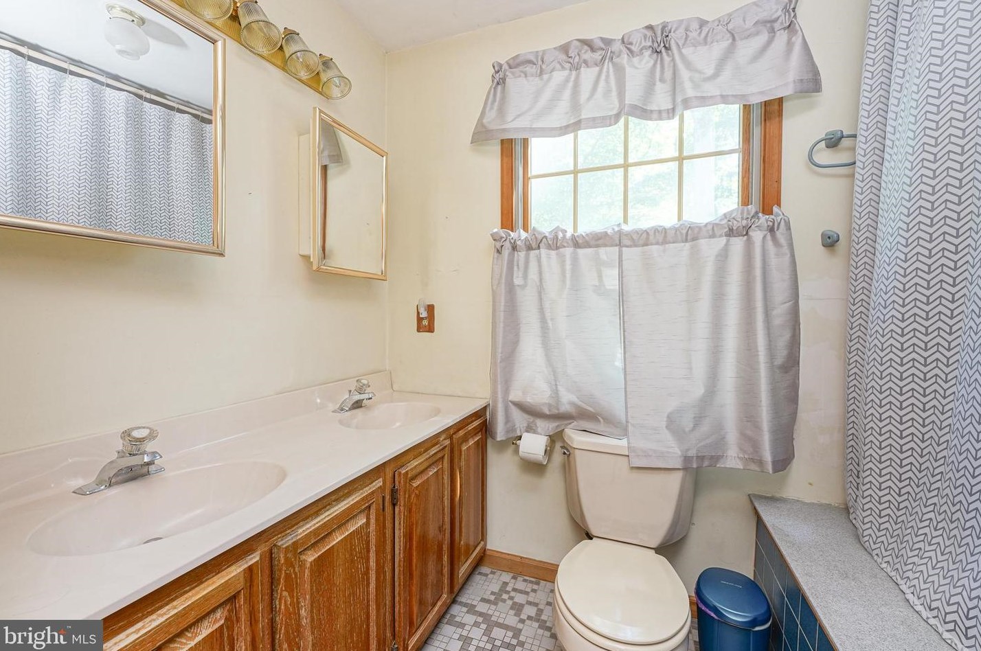 12 Hardwood Ct, Aura NJ 08028-9635 exterior