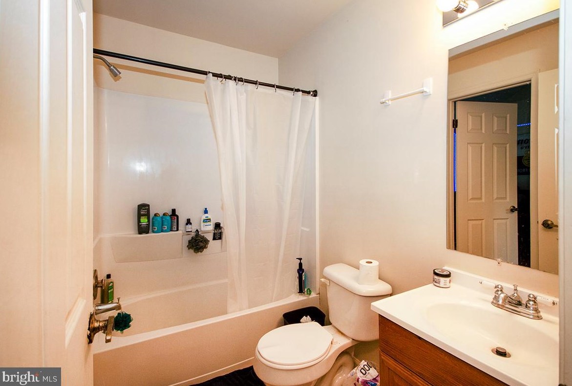 51 Williamsburg Ct, Aura NJ  08028-1668 exterior