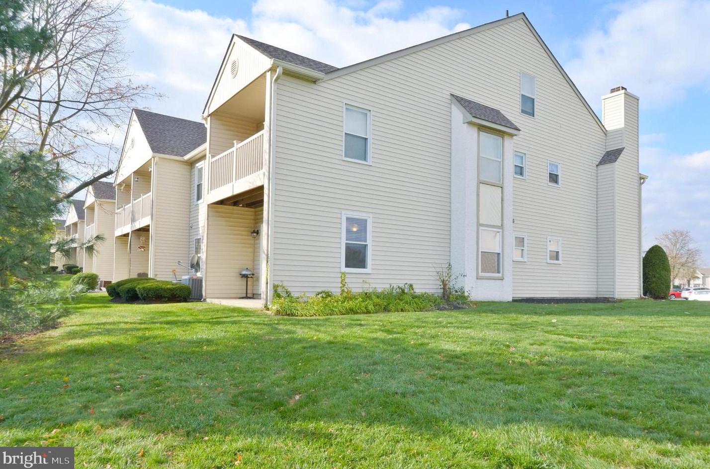 89 Yellowwood Ct, Aura NJ 08028-2812 exterior