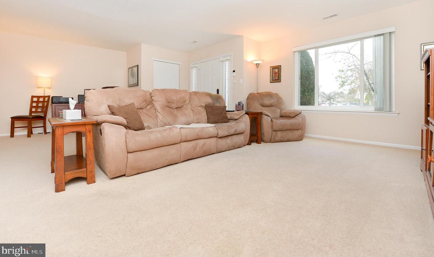 89 Yellowwood Ct, Aura NJ 08028-2812 exterior