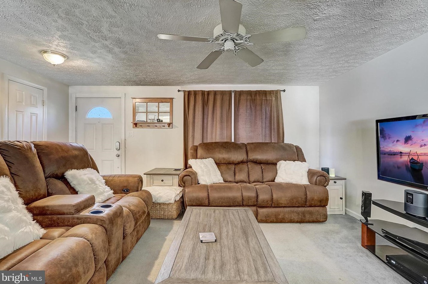 5 Devonshire Dr, Aura NJ  08028-2942 exterior