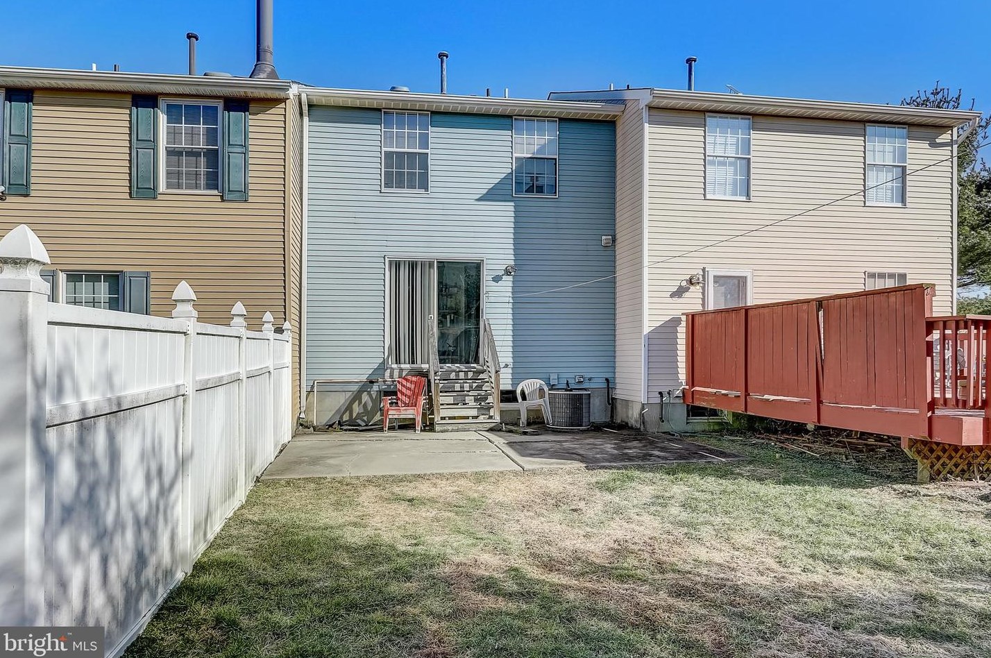 5 Devonshire Dr, Aura NJ  08028-2942 exterior