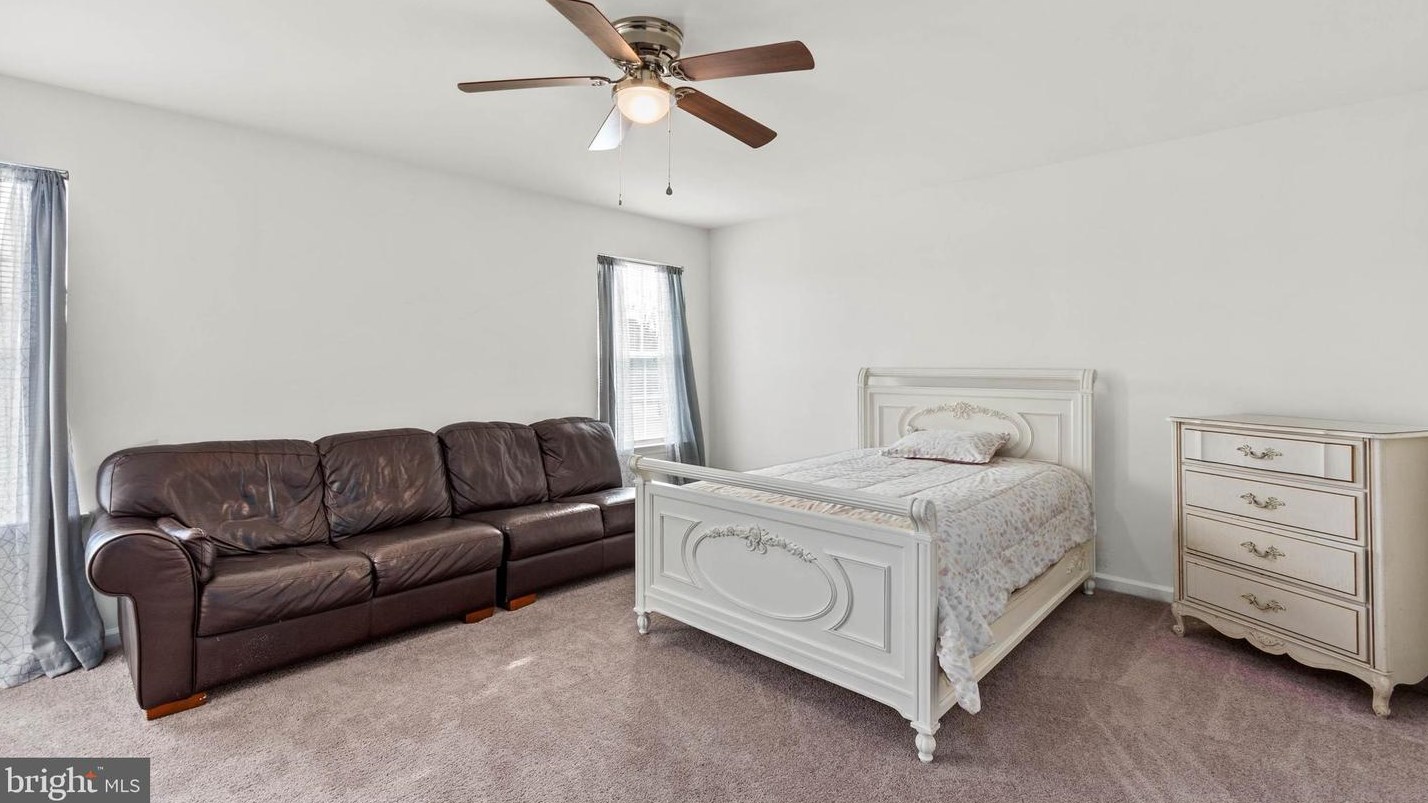 56 Thornwood Dr, Aura NJ  08028-3019 exterior