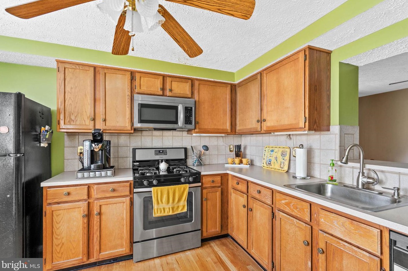 57 Stoneshire Dr, Aura NJ  08028-2933 exterior