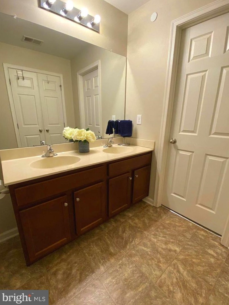 462 Palace Dr, Aura NJ  08028-3445 exterior