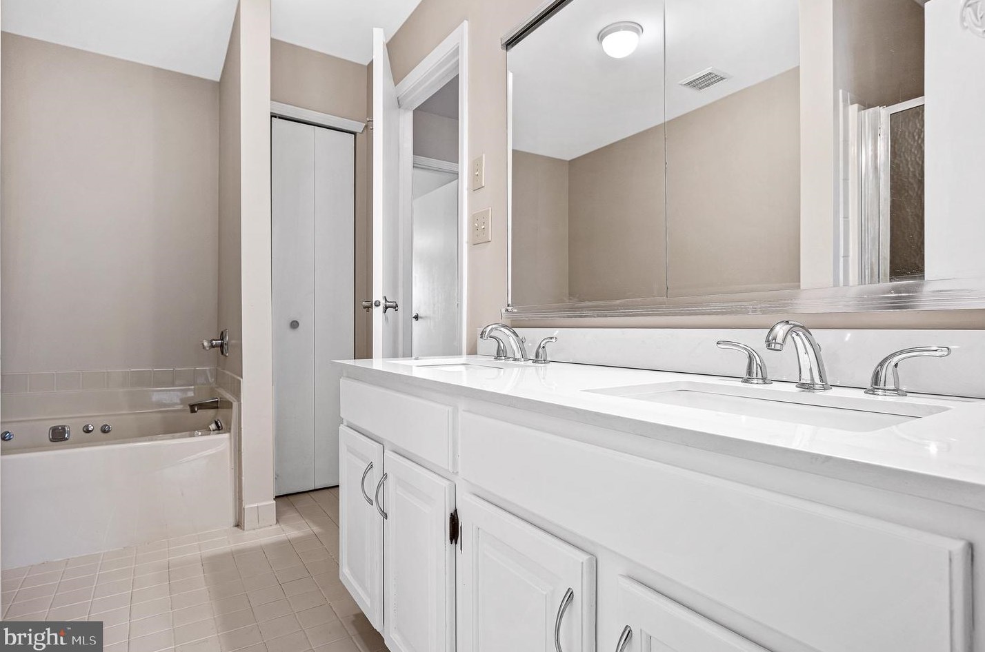 23 Winterberry Ct, Aura NJ  08028-2802 exterior