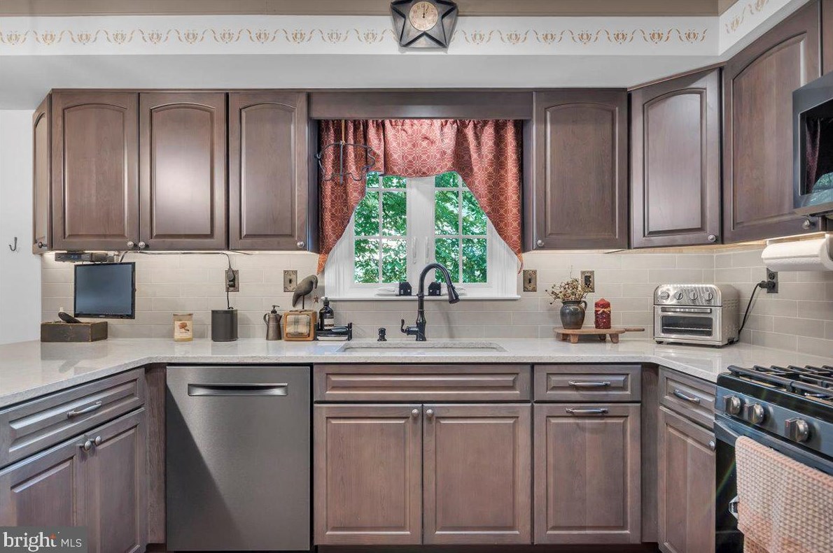 17 Cypress Ct, Aura NJ 08028-2857 exterior