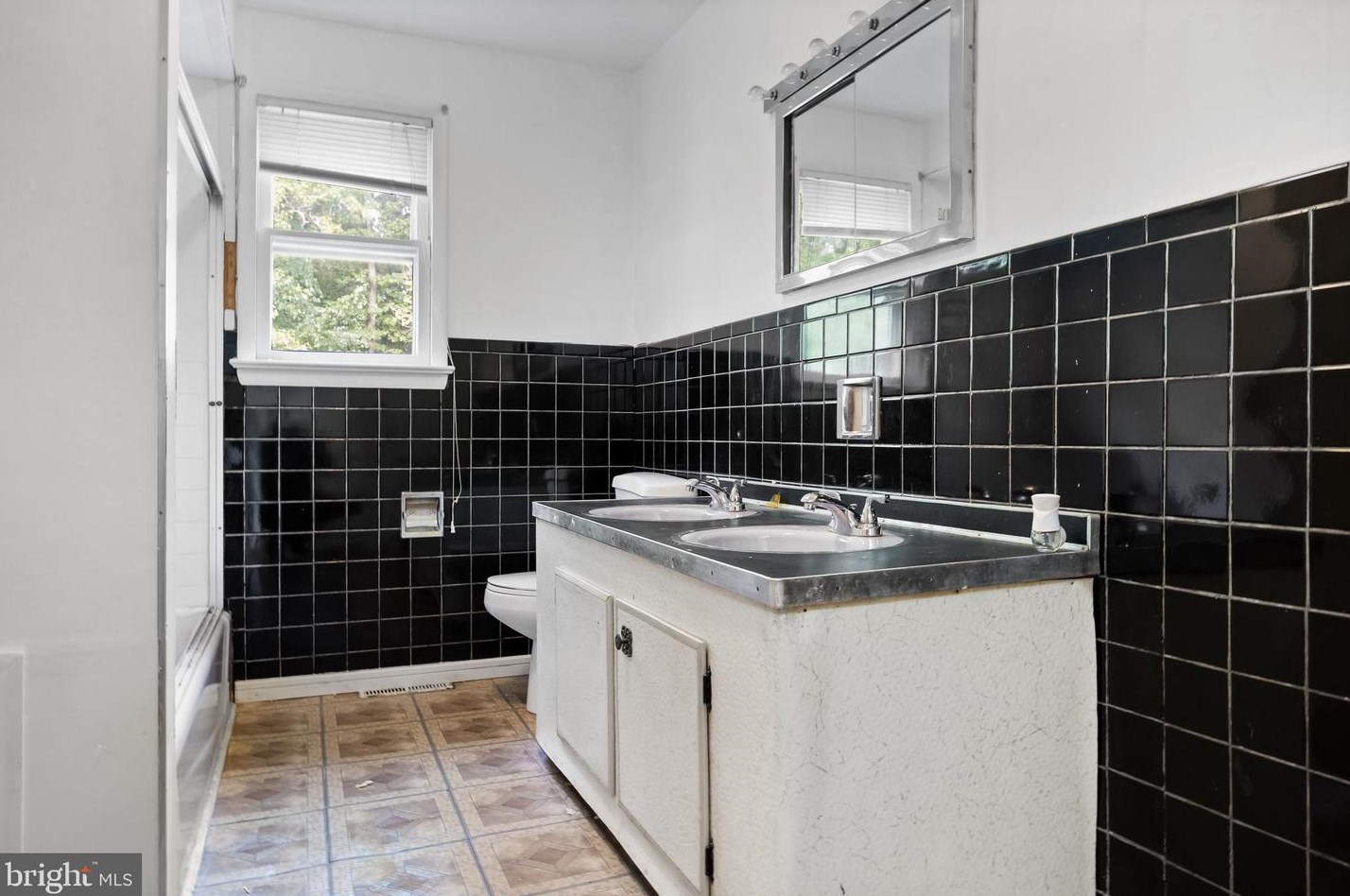 810 Academy St, Aura NJ  08028-8306 exterior