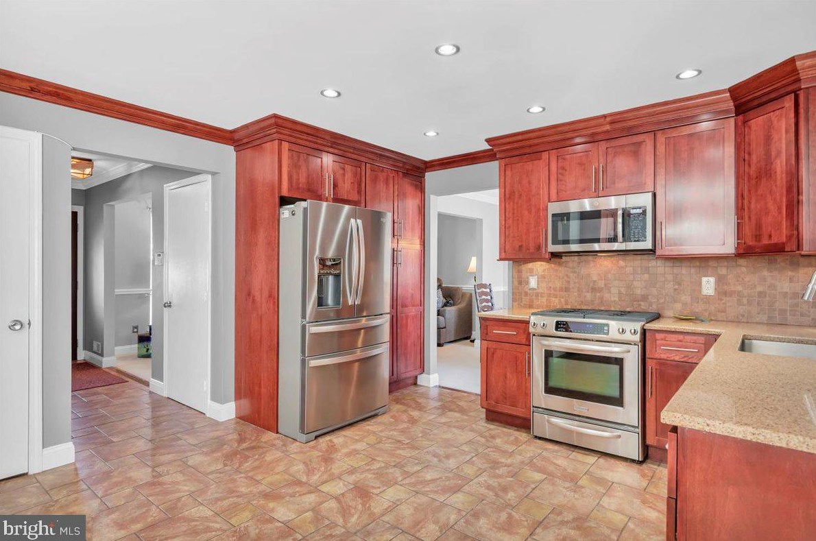11 Morgan Dr, Clayton NJ  08312-2441 exterior