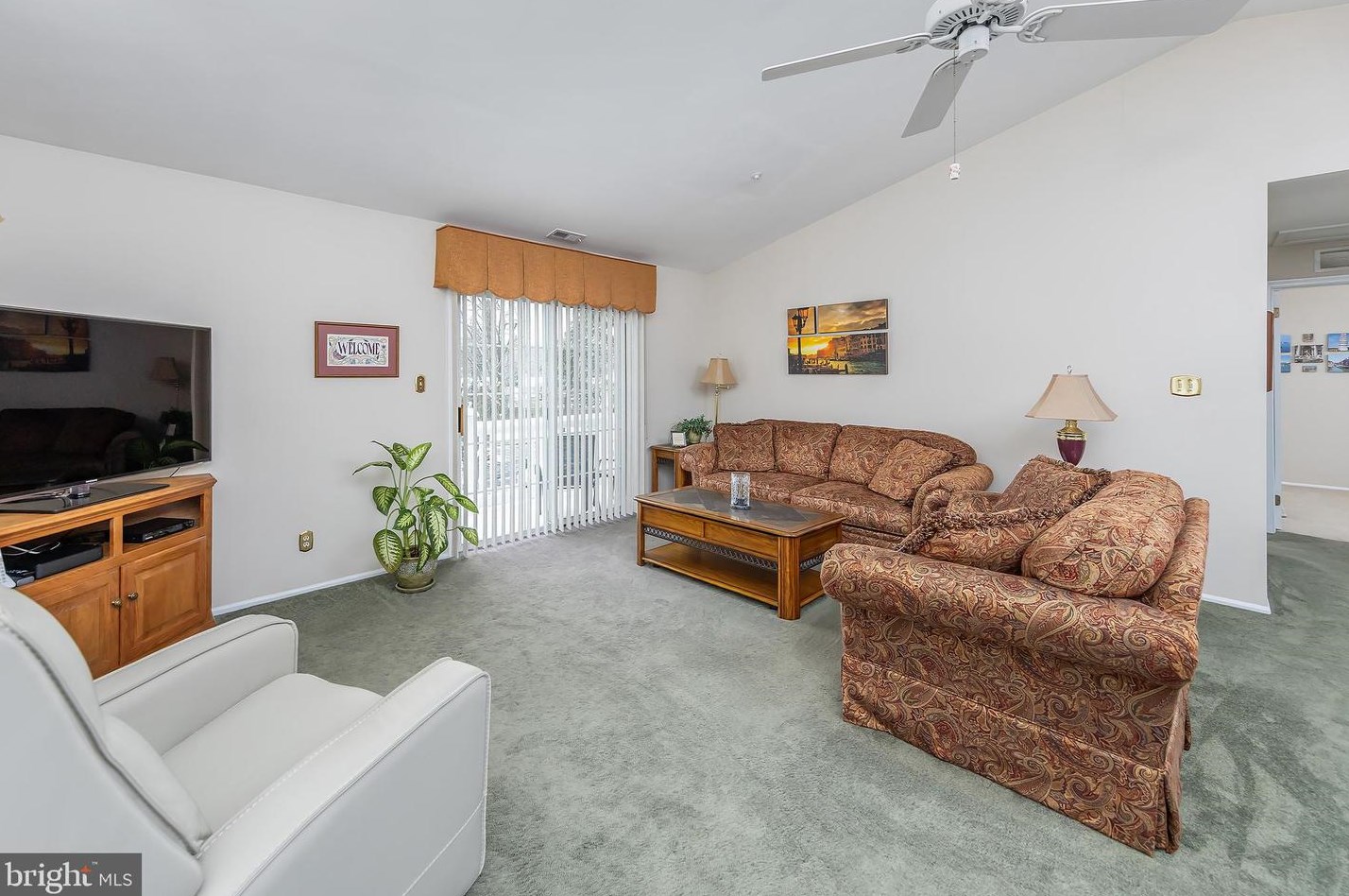 54 Crestmont Dr, West Deptford NJ  08051-2160 exterior