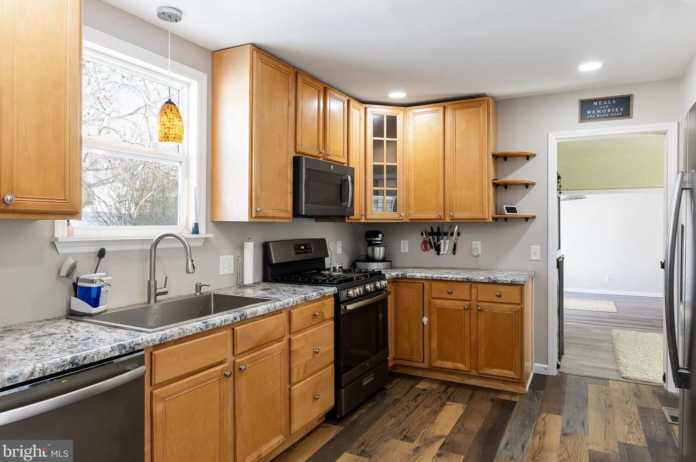 380 Montgomery Dr, West Deptford NJ  08051-1216 exterior