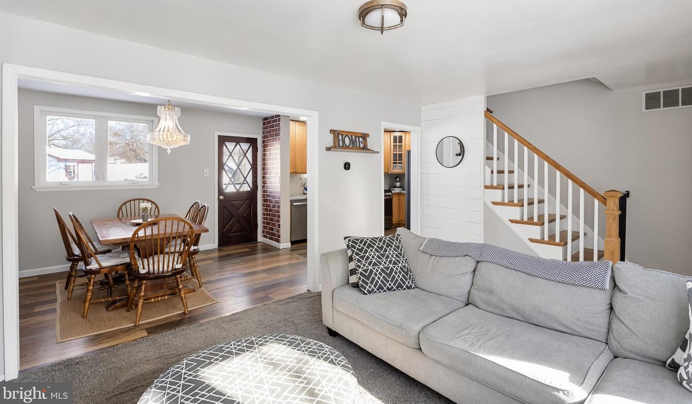 380 Montgomery Dr, West Deptford NJ  08051-1216 exterior