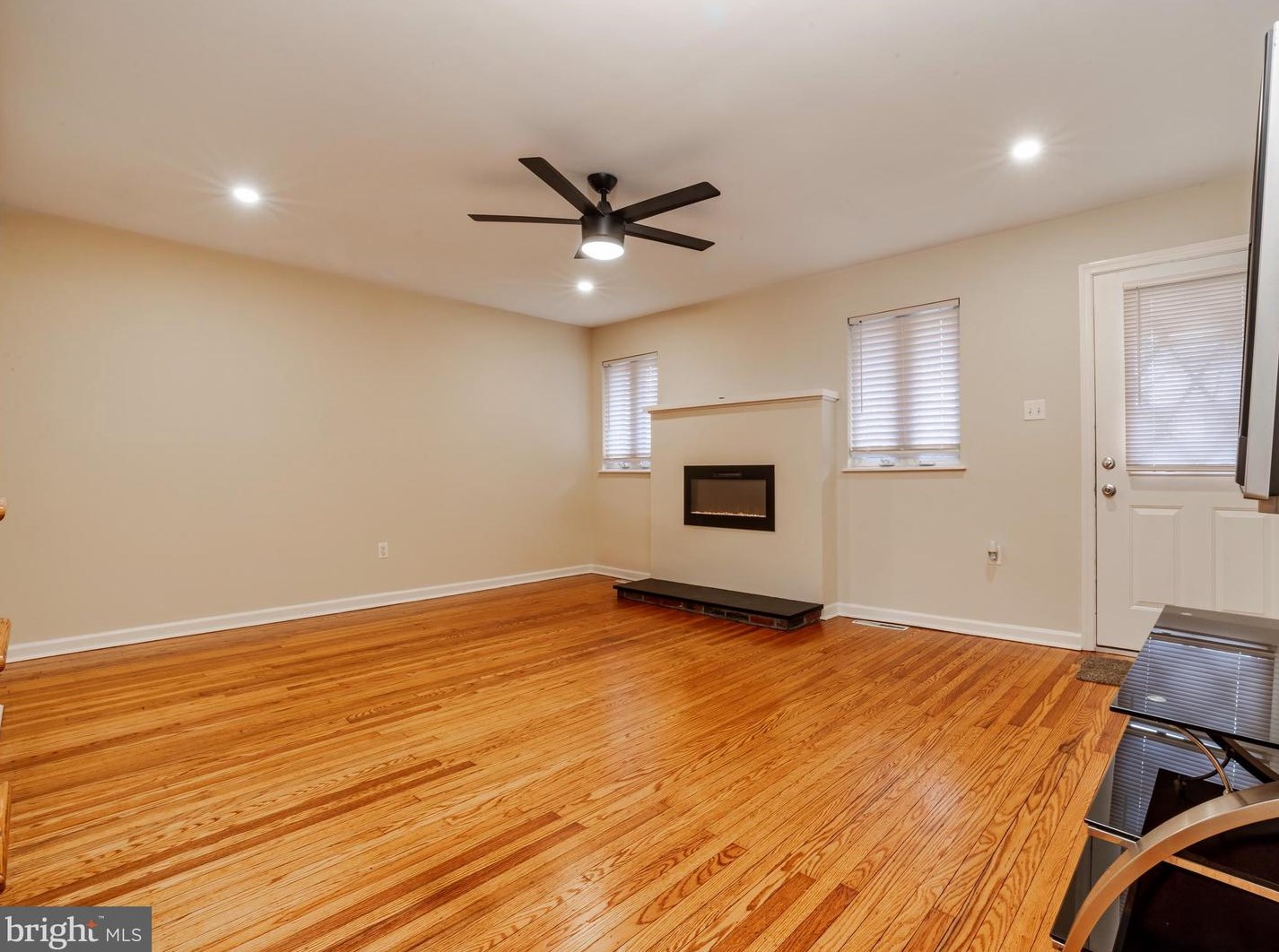 21 Beech Pl, West Deptford NJ  08096-3301 exterior