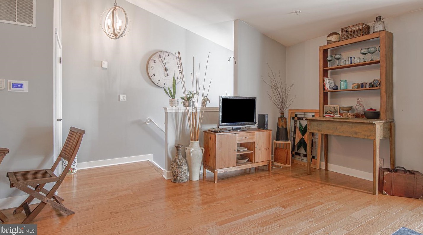 68 Crestmont Dr, West Deptford NJ  08051-2161 exterior