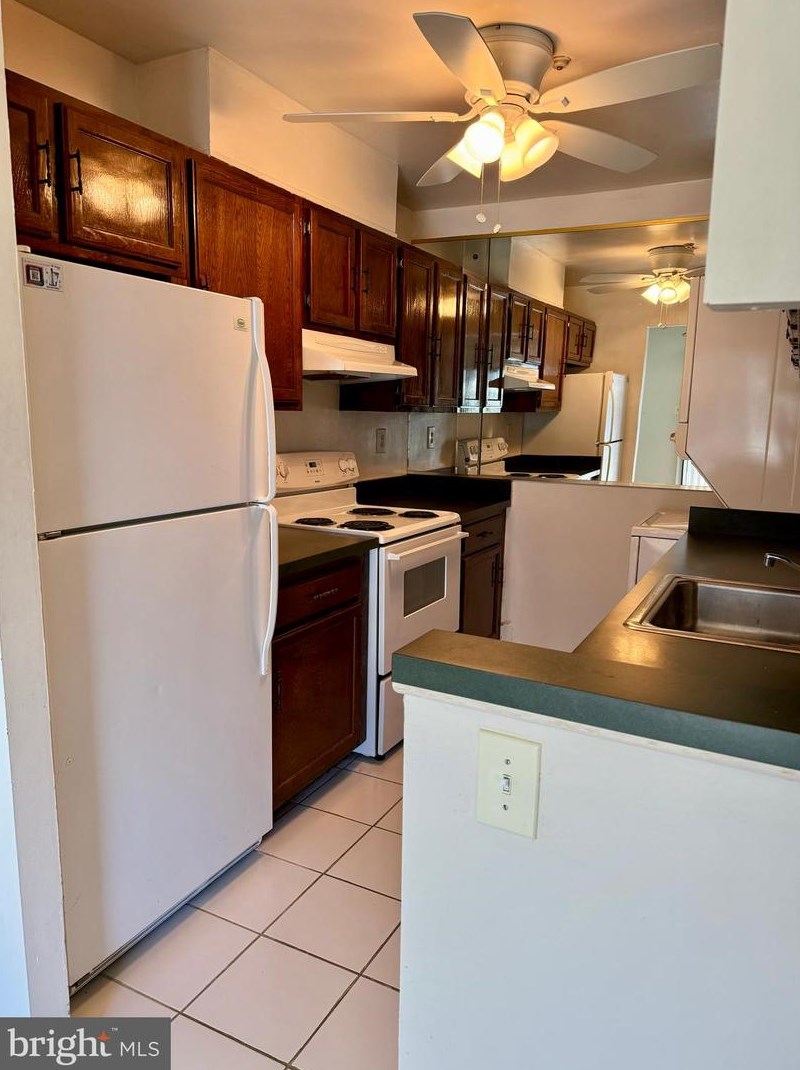 75 Cedarwood Ct, West Deptford NJ  08066-2419 exterior