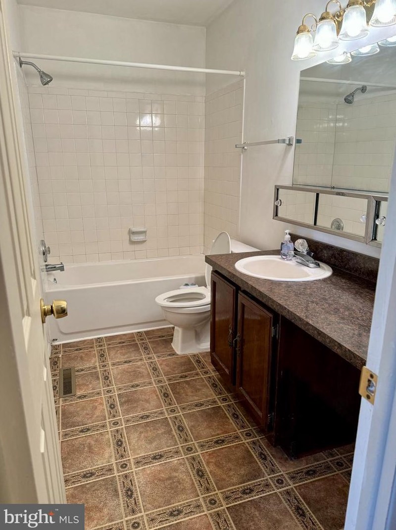 75 Cedarwood Ct, West Deptford NJ  08066-2419 exterior