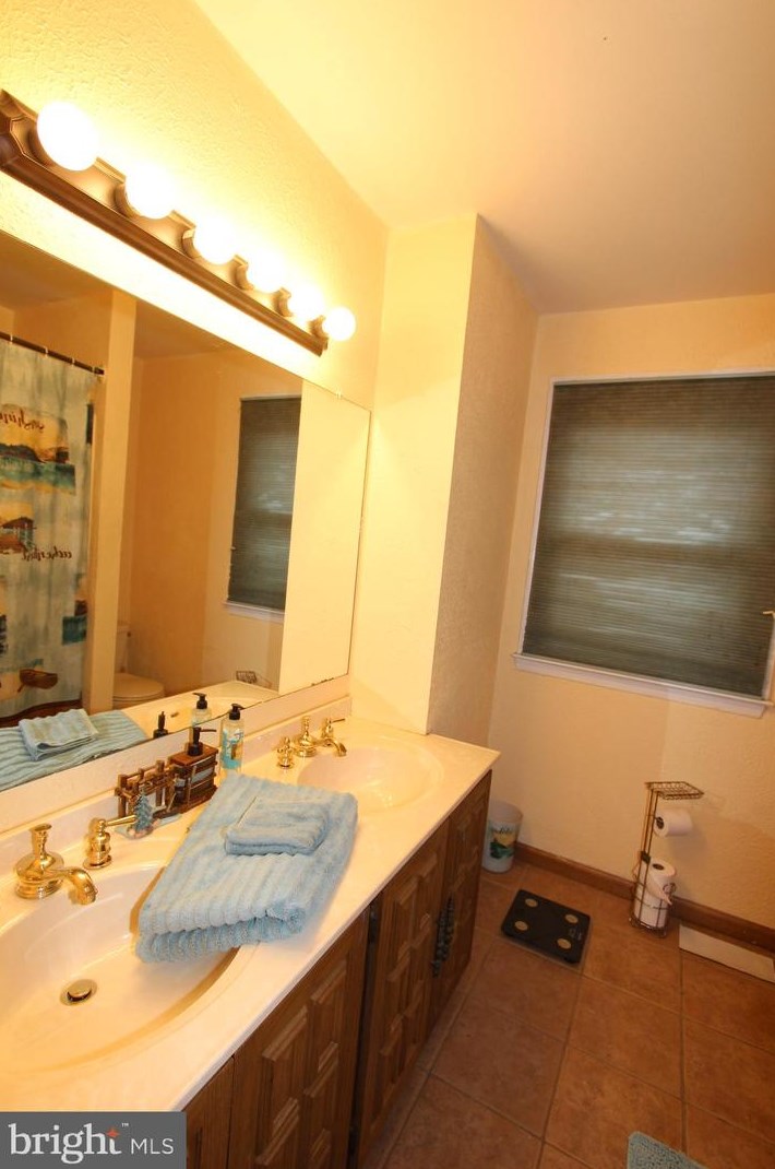 100 Red Stone Rdg, West Deptford NJ 08096-4135 exterior