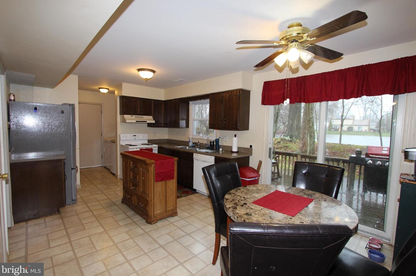 100 Red Stone Rdg, West Deptford NJ 08096-4135 exterior